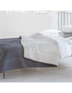 Jeté De Lit En Soie Chenevard Silver/Slate, Designers Guild -Deco En Ligne Soldes jete de lit en soie chenevard silverslate designers guild 2